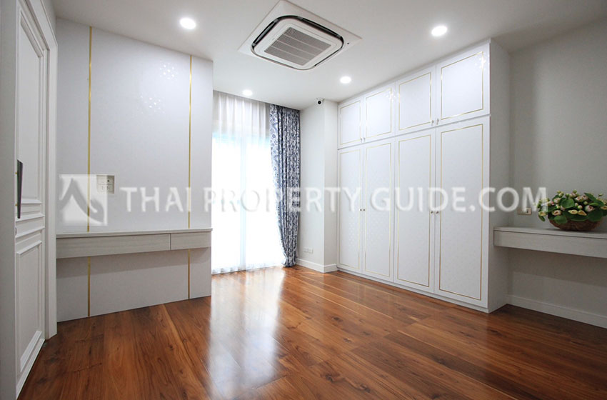 House with Private Pool in Sukhumvit 